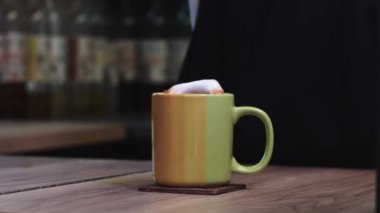 Bir fincan kahveye küp şeker atmak.