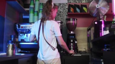 Kahve dükkanı - bayan barista bir porsiyon daha espresso için tutacağı temizliyor