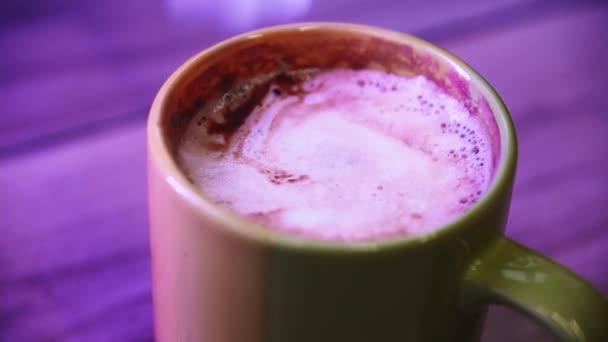 Cafetería - tirar un cubo de azúcar en una taza de café - salpicaduras de café en la mesa — Vídeos de Stock