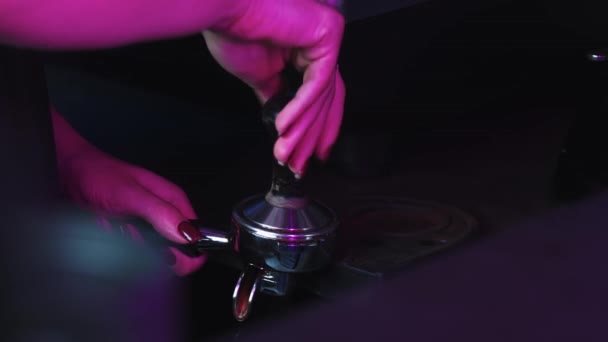 Barista egy tablettát képez a tartóban az eszpresszó készítéséhez. — Stock videók