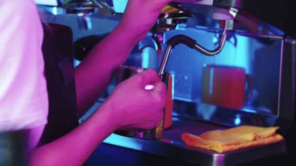 Barista preparing the milk using a coffee machine for latte — Stock Video