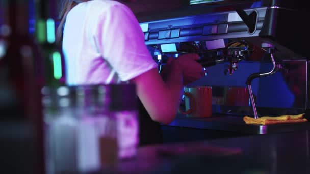 Una barista mujer que trabaja con una máquina de café - limpiar la máquina con el vertido de agua — Vídeo de stock