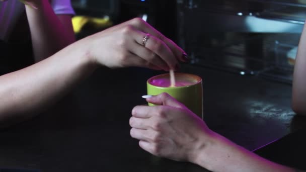Barista mengaduk gula dalam cangkir kopi dengan tongkat dan membuangnya — Stok Video
