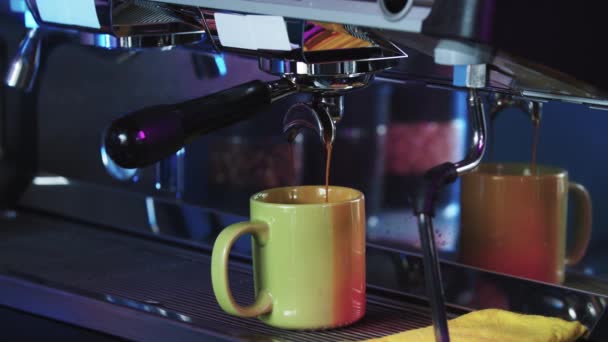 Espresso saliendo de la cafetera en la taza — Vídeo de stock