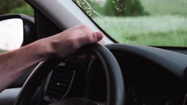 Mężczyzna prowadzi samochód - trzyma rękę na kierownicy — Wideo stockowe