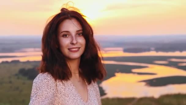 Jovem mulher gengibre com rosto bonito com sardas pulando no campo de pôr do sol e sorrindo — Vídeo de Stock