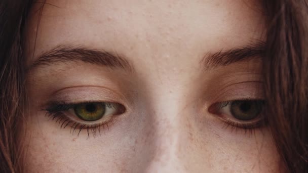Zielone oczy młodej ładnej kobiety z piegami — Wideo stockowe