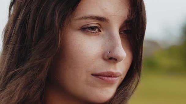 Fiatal gyönyörű nő nyitja hamu zöld szemét — Stock videók