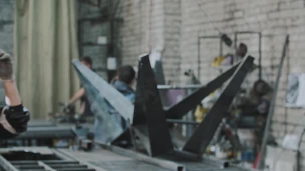 Ung man som arbetar på tillverkningsanläggning - ta på skyddsglasögon — Stockvideo