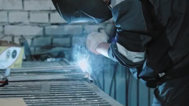 Hombre trabajador en casco de protección de soldadura de los detalles — Vídeo de stock