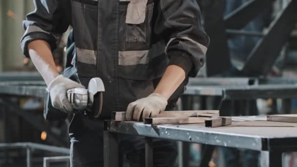 Jeune homme travaillant à l'usine de construction - broyage de la coupe sur le détail métallique — Video