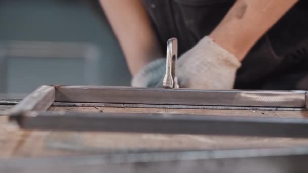 Travailler à l'usine - Percer des trous dans la construction métallique — Video