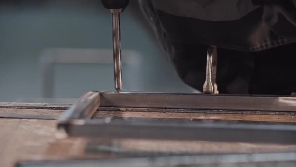 Arbeiten im Werk - Löcher bohren im Metallbau — Stockvideo