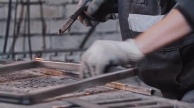 Metal parçalarını kaynaştırma işlemi.