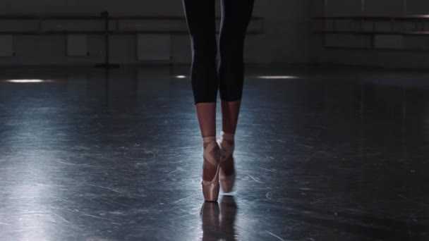 Bailarina profesional caminando sobre las puntas de sus zapatos puntiagudos — Vídeos de Stock