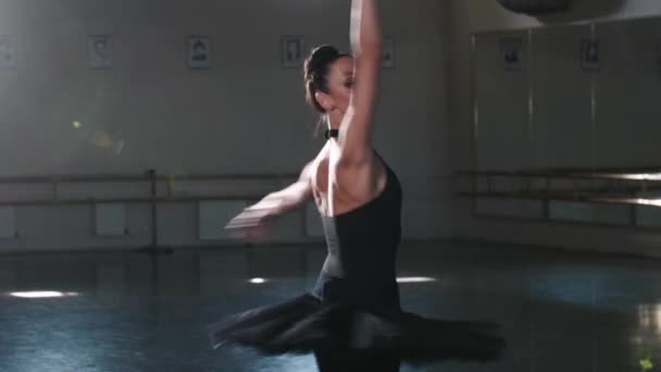 Bailarina profesional haciendo un giro y mirando a la cámara — Vídeos de Stock