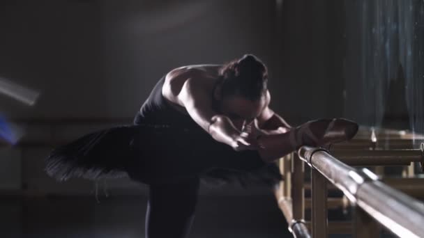 Bailarina joven entrenando en el estudio frente al espejo — Vídeos de Stock