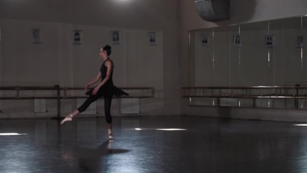 Junge Ballerina im schwarzen Kleid tanzt im Studio — Stockvideo