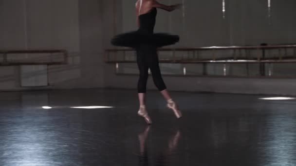 Una bailarina en tutú negro bailando en el estudio — Vídeos de Stock