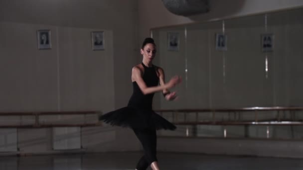 穿着黑色晚礼服的职业女芭蕾舞演员在镜像演播室里跳舞 — 图库视频影像