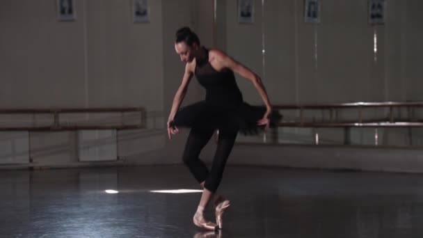 Bailarina profesional en tutú negro entrenándola bailando en un estudio espejo vacío — Vídeos de Stock