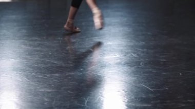 Stüdyoda sivri uçlarıyla dans eden profesyonel kadın balerin.