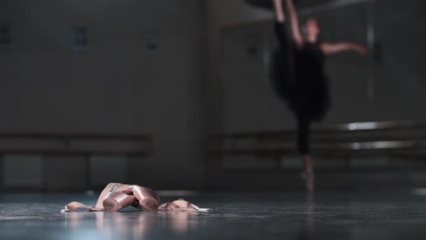 Mulher bailarina profissional em tutu preto treinando sua dança no estúdio - sapatos pontiagudos em primeiro plano — Vídeo de Stock