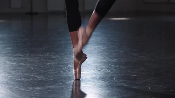 Bailarina profesional bailando en las puntas de sus zapatos puntiagudos — Vídeos de Stock