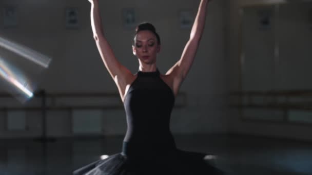 Bailarina profesional camina hacia la cámara y posando — Vídeos de Stock