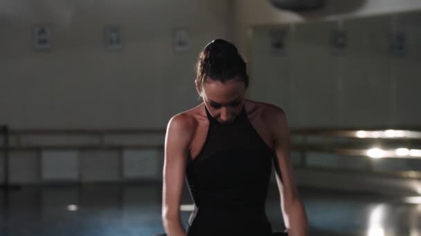 전문적 인 강한 여성 발레리나 가손으로 춤을 추다 — 비디오