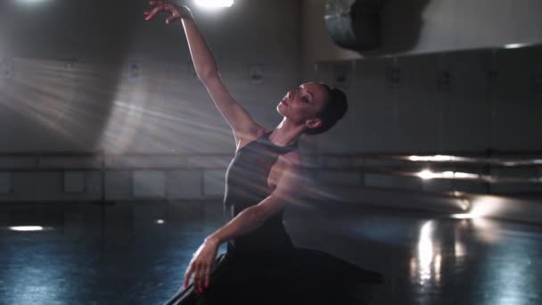 검은 턱시도를 입고 스튜디오에서 손으로 춤을 추는 프로 여성 발레리나 — 비디오