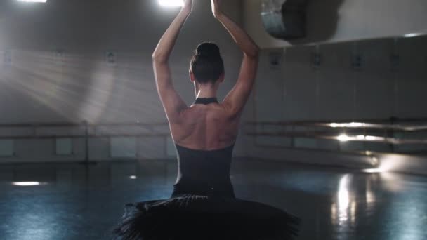 Una bailarina en tutú negro bailando con las manos en el estudio del espejo — Vídeo de stock