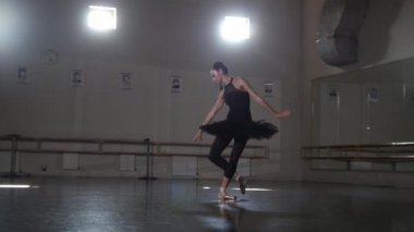 Bale - Stüdyoda dans eden profesyonel kadın balerin