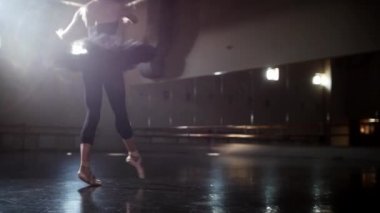 Bale - kadın balerin dans ediyor ve boş stüdyoda dönüyor.