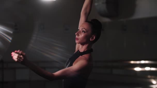 Επαγγελματική γυναίκα μπαλαρίνα σε μαύρο tutu κινείται τα χέρια της στο στούντιο — Αρχείο Βίντεο