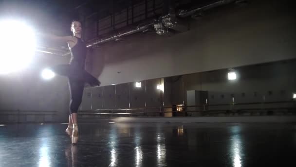 Baile de ballet - bailarina profesional bailando en el estudio — Vídeo de stock