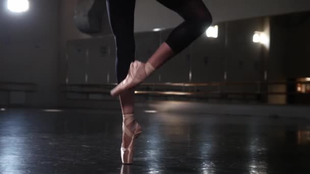 バレエダンス-女性バレリーナで黒チュチュウォーク上のポイントシューズ — ストック動画