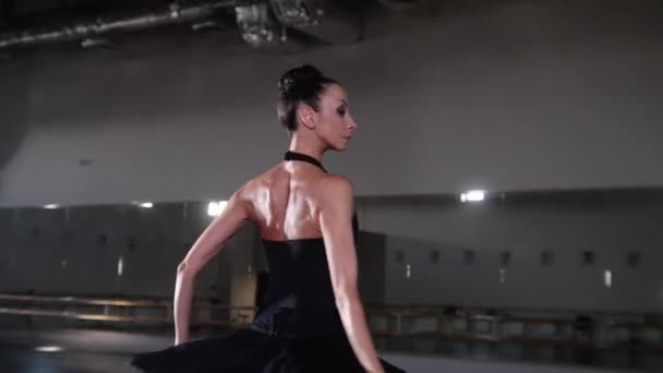 Dança de balé - bailarina mulher em tutu preto treinando sua dança — Vídeo de Stock
