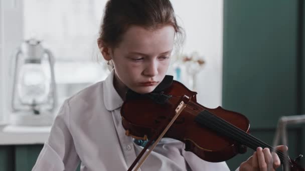 Zmęczona dziewczyna gra na skrzypcach podczas lekcji — Wideo stockowe