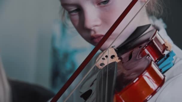 Zmęczony cute girl gry na skrzypcach podczas lekcji w klasie — Wideo stockowe