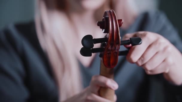 Mladá blondýna žena učitel ladění housle — Stock video