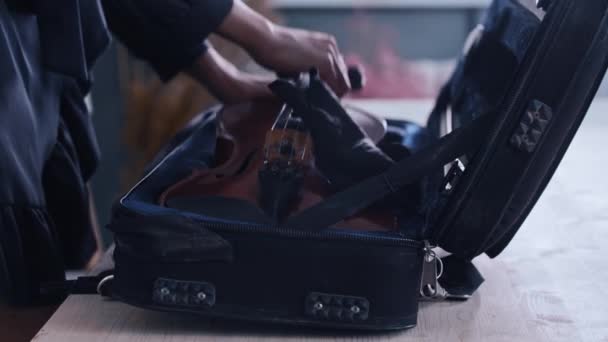 年轻的女音乐家打开装有小提琴的盒子，捡起它 — 图库视频影像