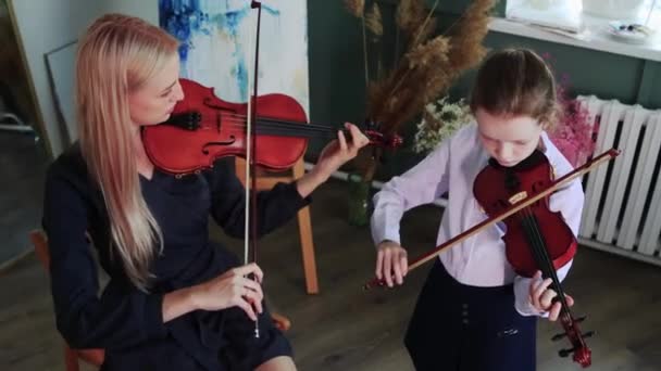 Lição de violino - uma menina e seu professor tocando violino — Vídeo de Stock