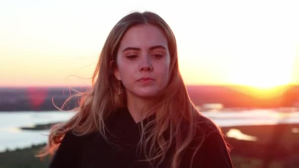 Svärd utbildning - ung vacker kvinna utbildning med två svärd på bakgrunden av solnedgången — Stockvideo