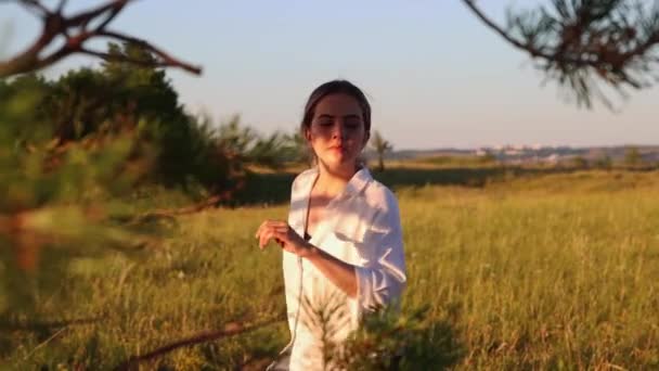 Entrenamiento de espadas - mujer joven agitando con una espada sobre la naturaleza al atardecer — Vídeo de stock