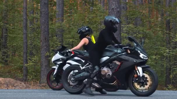 Motorradfahren - zwei Frauen mit Helm auf verschiedenen Straßenabschnitten unterwegs — Stockvideo