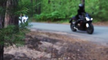 Ormanda motosikletler - iki kadın yol kenarında motosikletlerini durdurur.