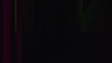 Korkunç oyunculuk. Korkunç akıl hastanesinin koridorlarında çıldıran kadın ve erkek.