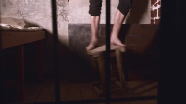 Skräckagerande - en man begår självmord i fängelsecellen — Stockvideo
