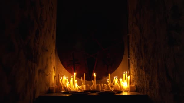 Okkulter Stent mit Pentagramm, umgeben von Kerzen im Dunkeln — Stockvideo